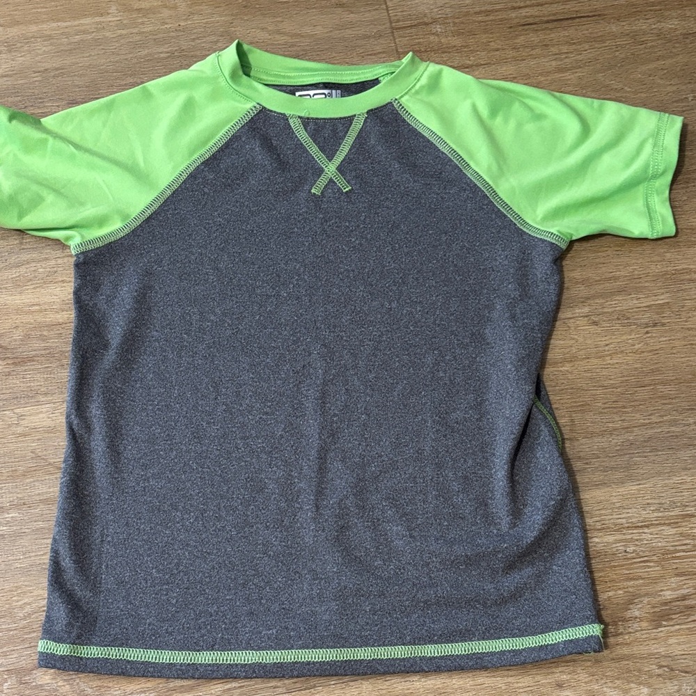 🟡Kids Green and Gray Raglan T-Shirt. Size 3
